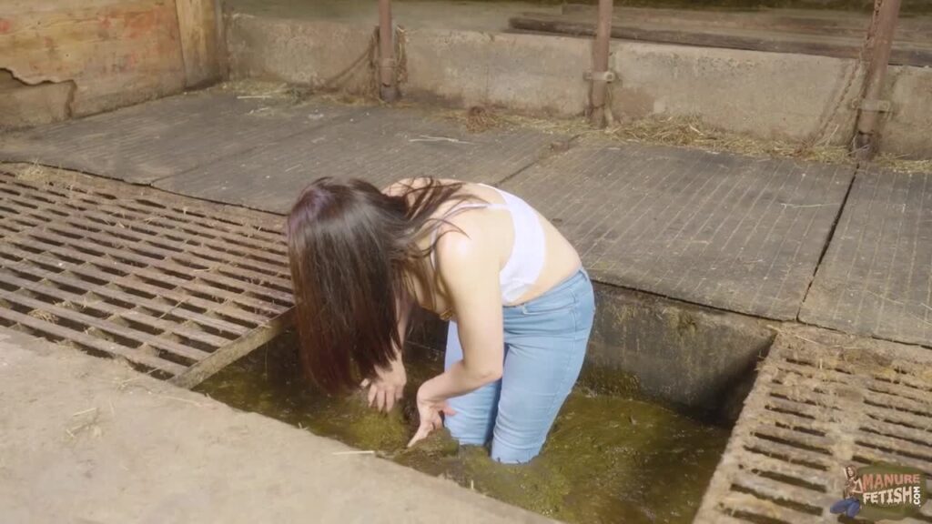 Brooke Maddison Clumsy In Cowdung