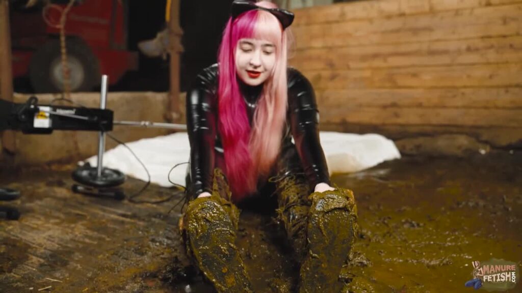 Catwoman Lyndra first time in the manure channel