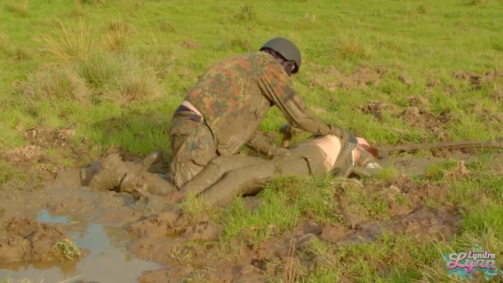 Lara Croft Fucked In Mud