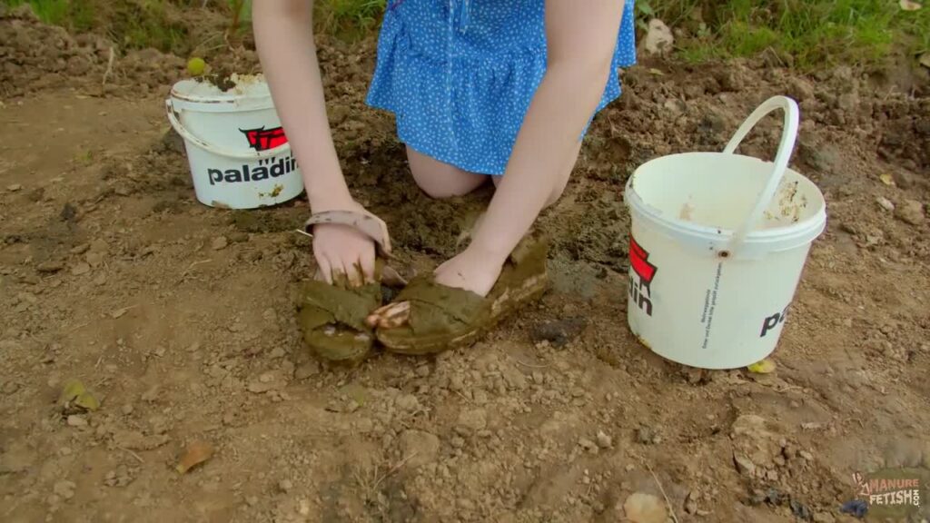 Lyndra Lynn’s First Time On The Cow Pasture
