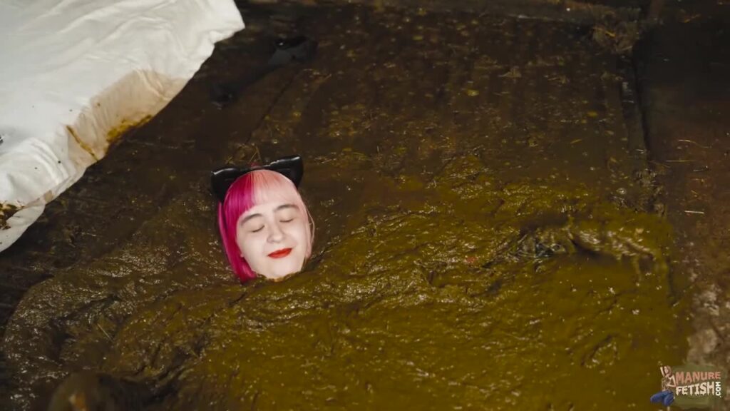 Catwoman Lyndra first time in the manure channel